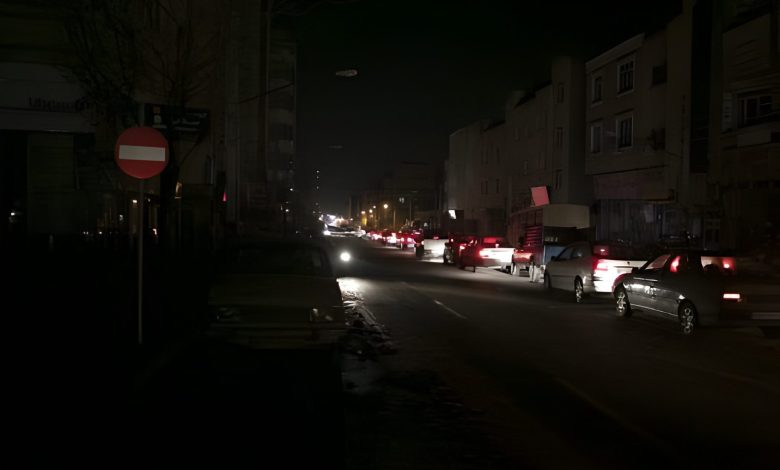 فیروزکوه در تاریکی؛ قطعی‌های بی‌امان برق طاقت شهروندان را طاق کرد